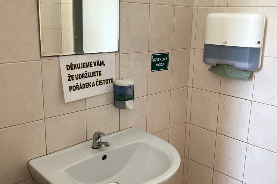 Туалет в здании вокзала Корженов. Изображение 2