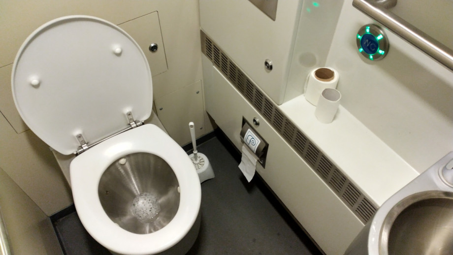 Туалет в дизель-поезде Arriva. Изображение 1