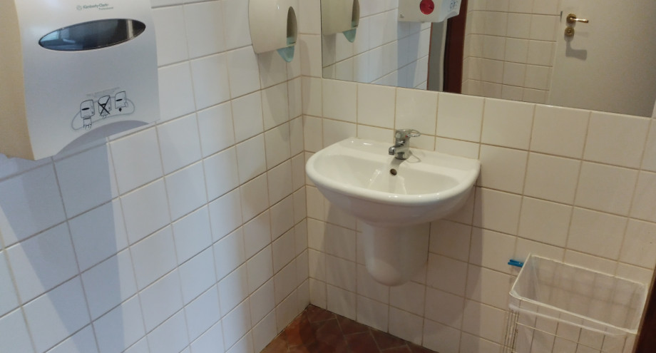 Туалет в парке Тройского замка. Изображение 4