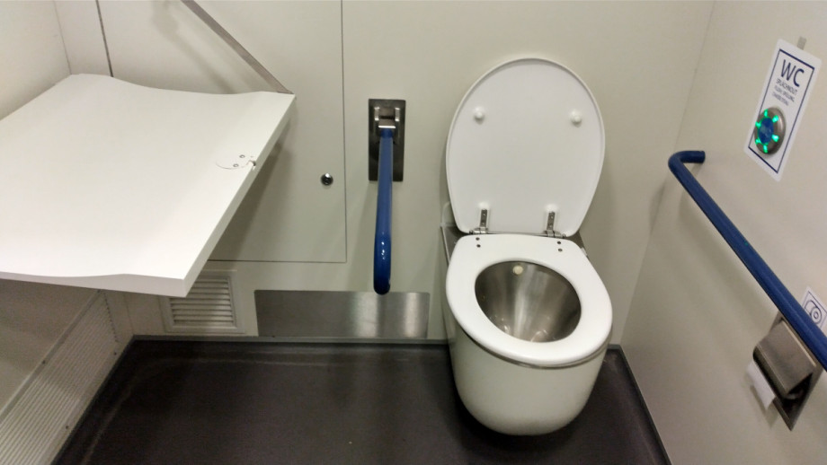 Просторный туалет в международном вагоне Чешских железных дорог. Изображение 1