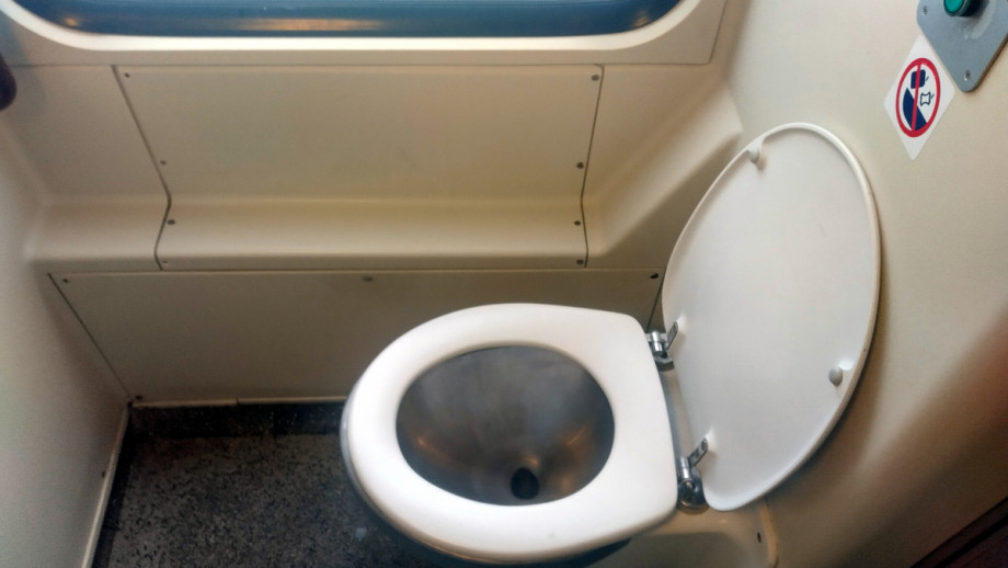 Туалет в вагоне первого класса поезда Прага-Берлин. Изображение 1