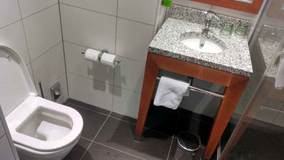 Туалетная комната в Holiday Inn Berlin — Centre Alexanderplatz. Изображение 1