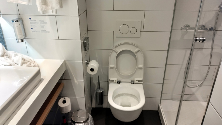 Туалет в номере Holiday Inn Express Berlin — Alexanderplatz. Изображение 1