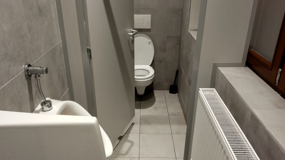 Туалет в CrossCafe Plzeňská brána. Изображение 1