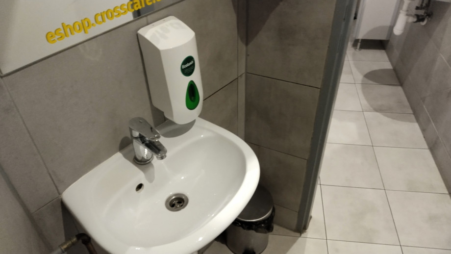 Туалет в CrossCafe Plzeňská brána. Изображение 2