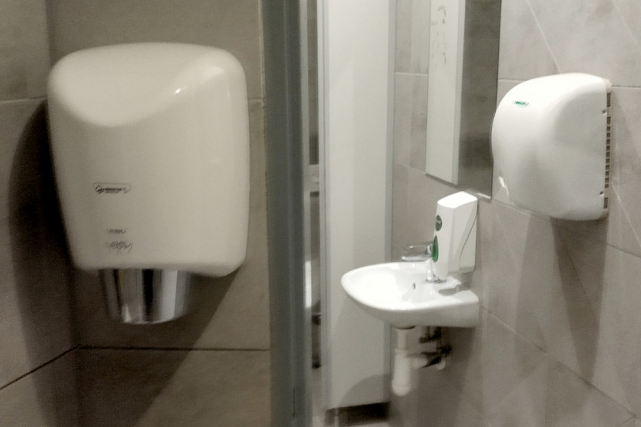 Туалет в CrossCafe Plzeňská brána. Изображение 3
