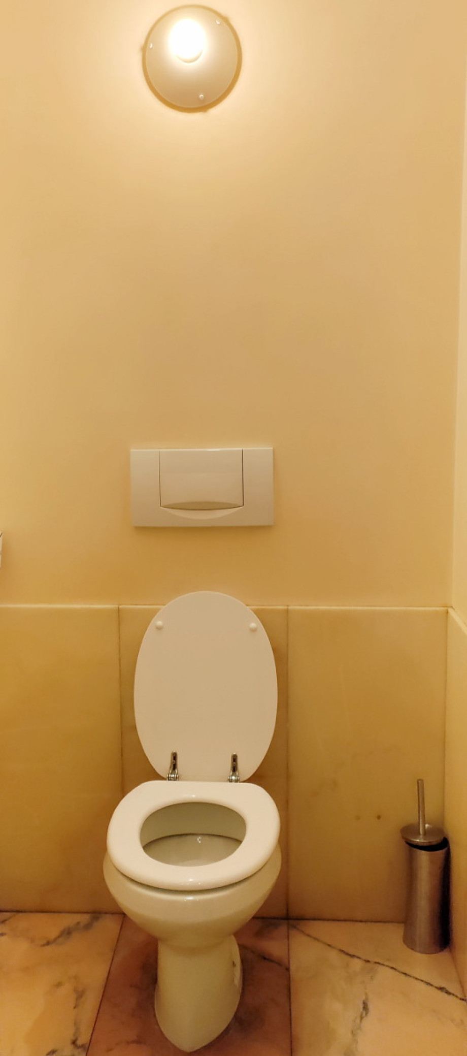 Туалет в холле гостиницы FlyOn. Изображение 2