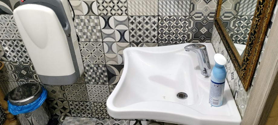 Туалет без стульчака в Sartoria Gastronomica. Изображение 2