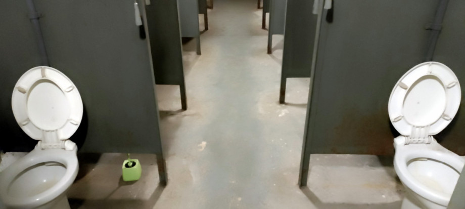 Туалеты с аварийным лазом в бункере Folimanka. Изображение 2