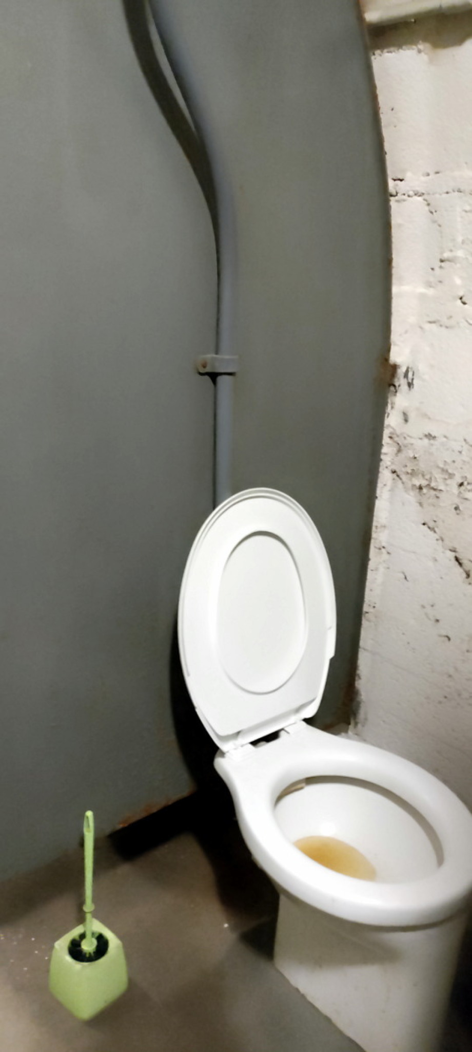 Туалеты с аварийным лазом в бункере Folimanka. Изображение 3