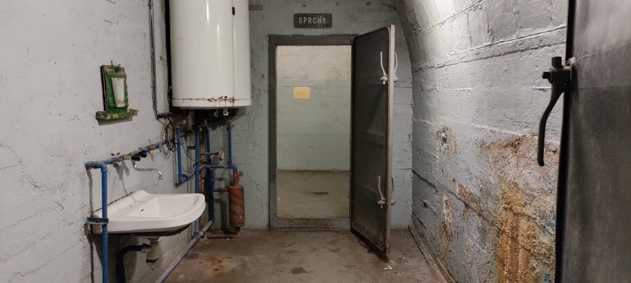 Туалеты с аварийным лазом в бункере Folimanka. Изображение 6