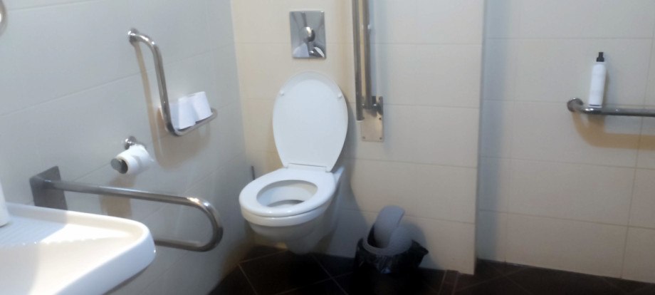 Туалет в номере гостиницы Astory. Изображение 2