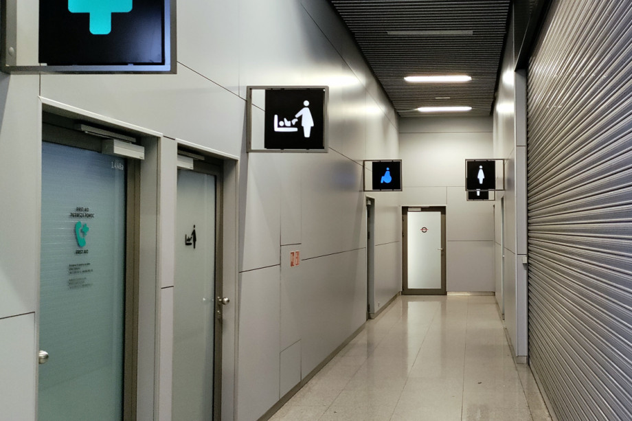 Туалеты в зоне вылетов аэропорта Кракова. Изображение 1