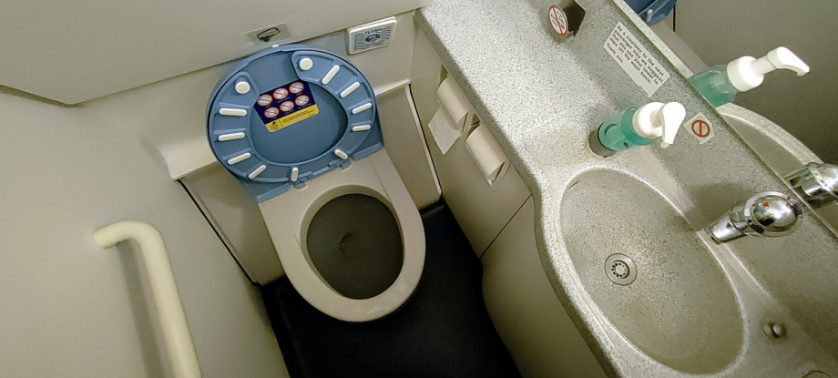 Туалет в A320-200 Brussels Airlines. Изображение 1