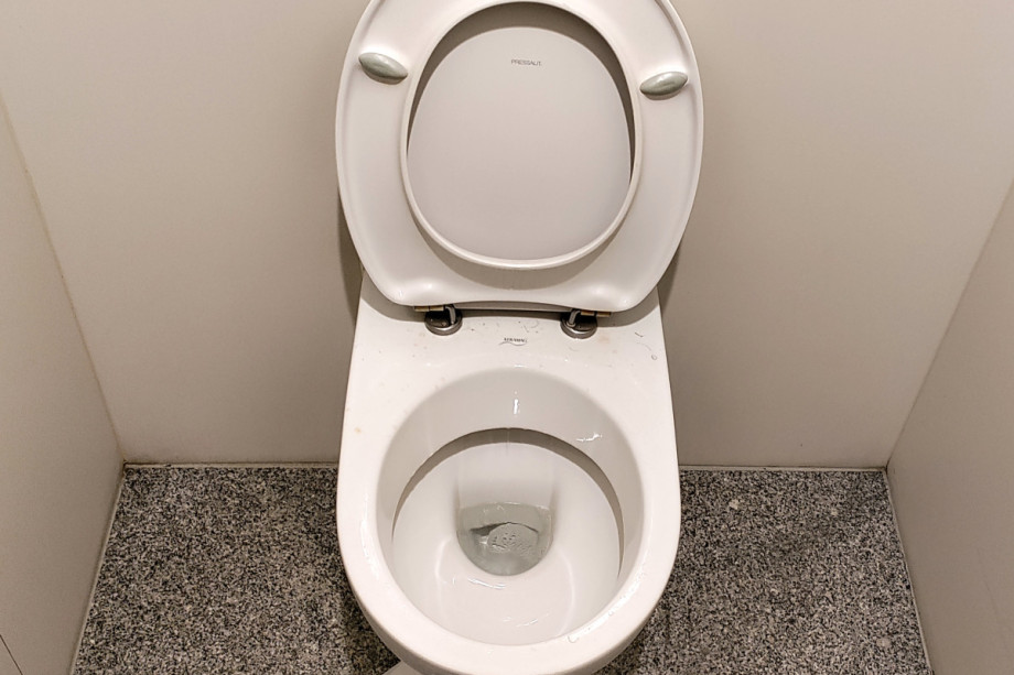 Туалет в зале регистраций брюссельского аэропорта. Изображение 2