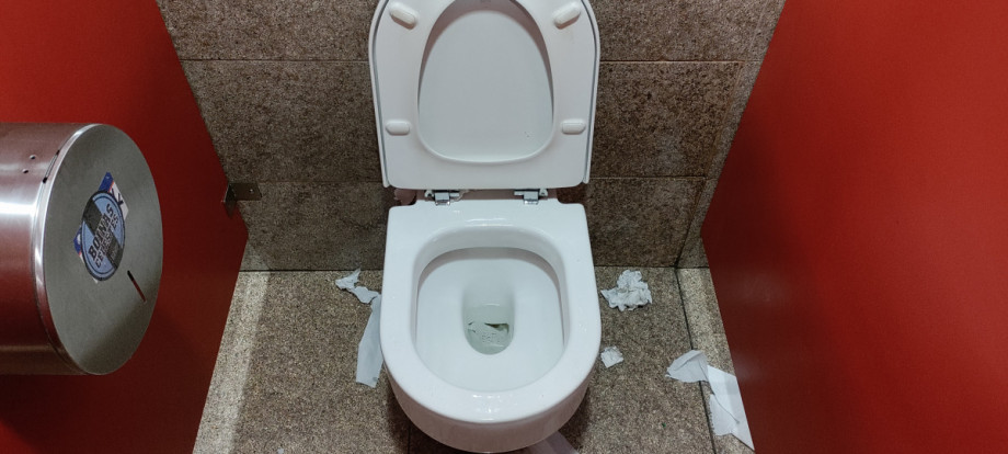 Туалеты в зоне вылетов аэропорта El Prat терминала 1. Изображение 2
