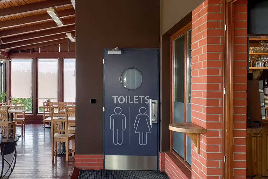 Туалет в ресторане бобслейной трассы Prosek. Изображение 1