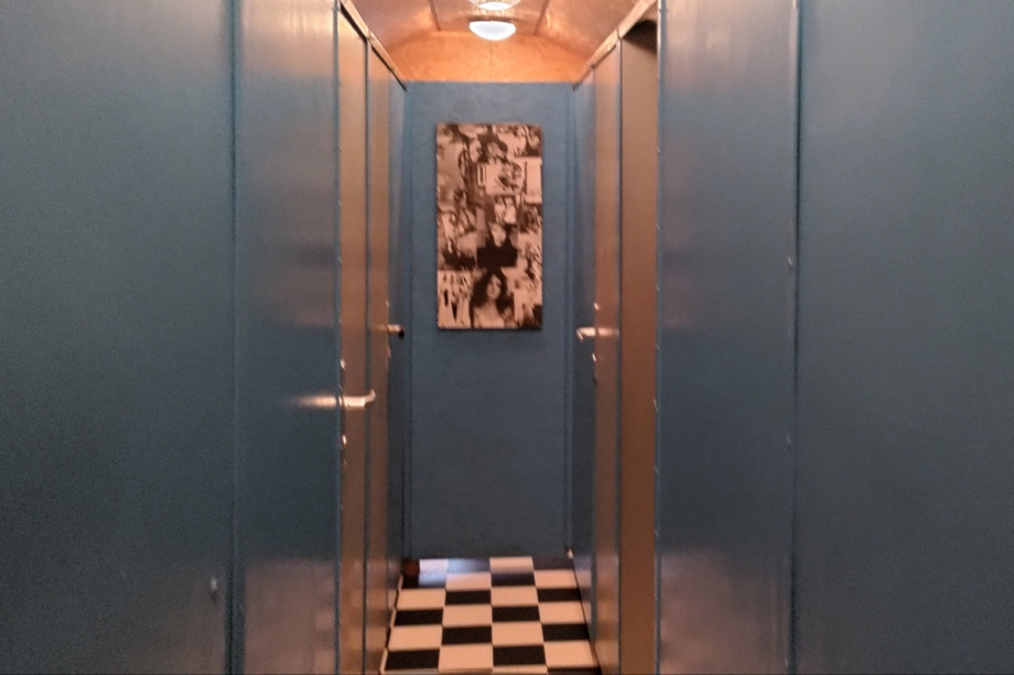 Туалет-вагончик в открытом кинотеатре парка Хайзенхайде. Изображение 2