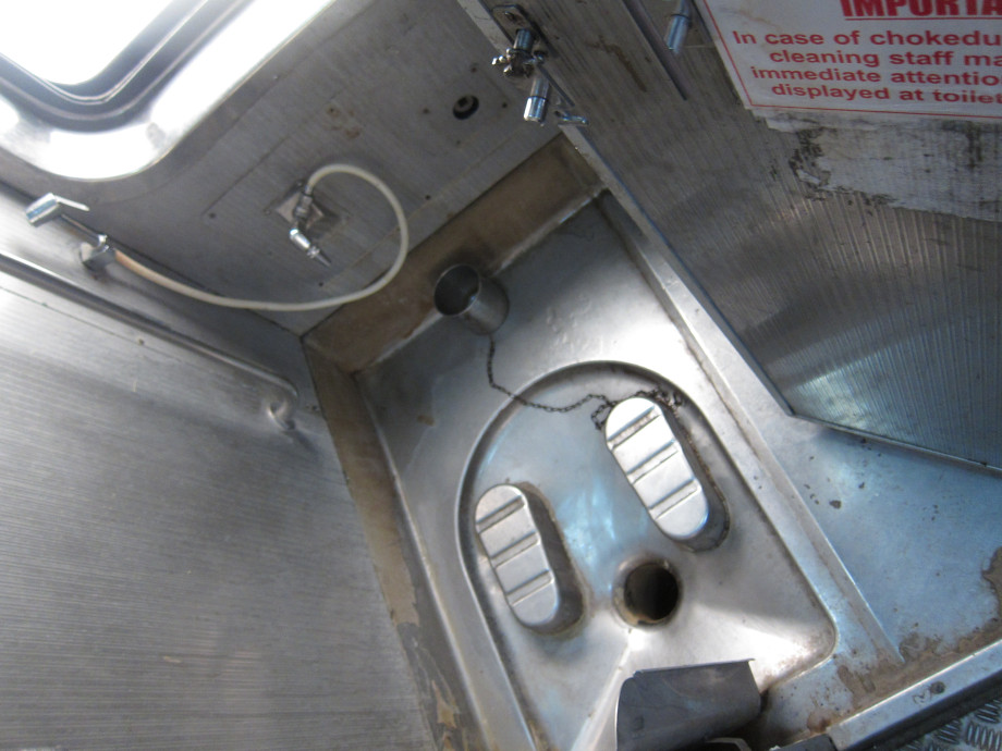 Индийский туалет в вагоне класса 1AC. Изображение 1