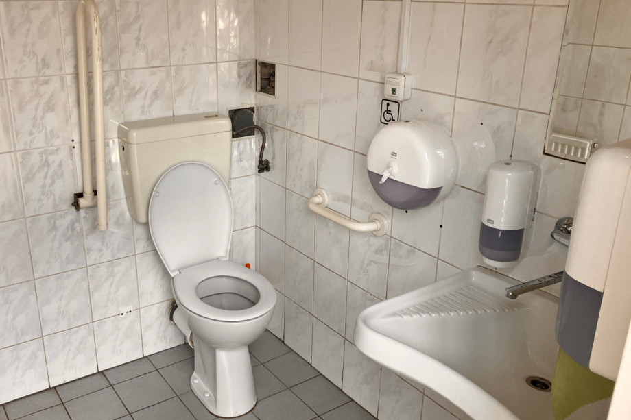 Туалет в магазине Sconto в Стодулках. Изображение 3