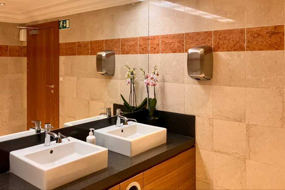 Туалет в холле гостиницы Hilton Prague. Изображение 2