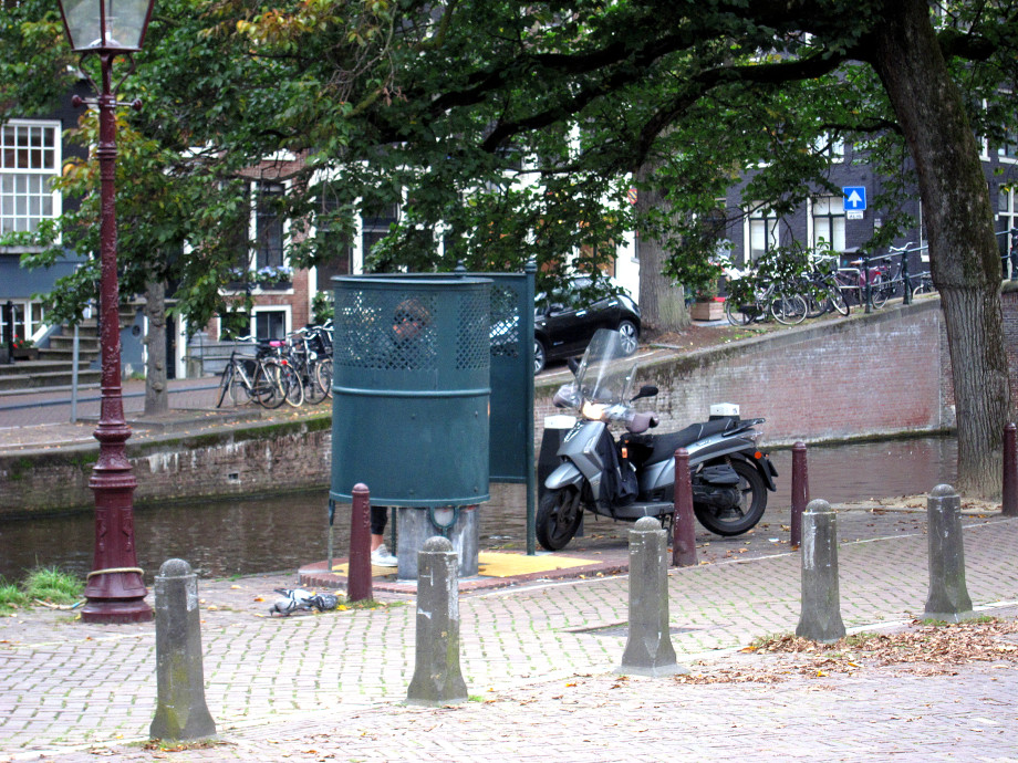 Уличный писсуар в Амстердаме. Изображение 1