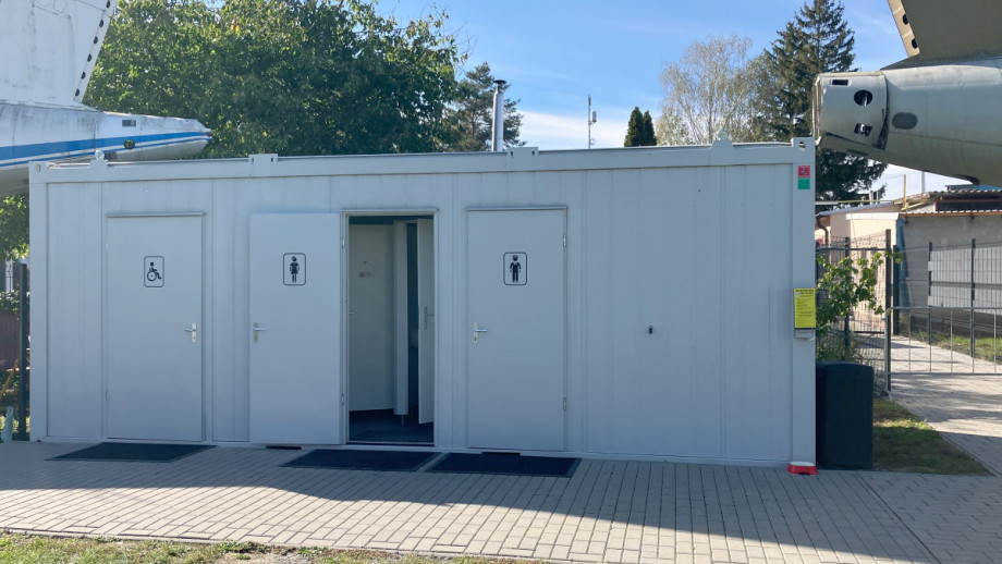 Туалетная будка на поле авиамузея в Куновице. Изображение 1