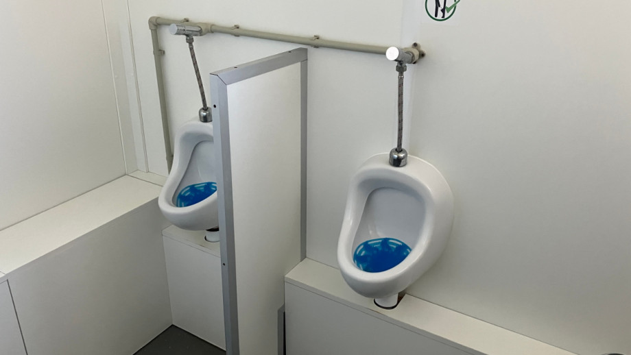 Туалетная будка на поле авиамузея в Куновице. Изображение 4