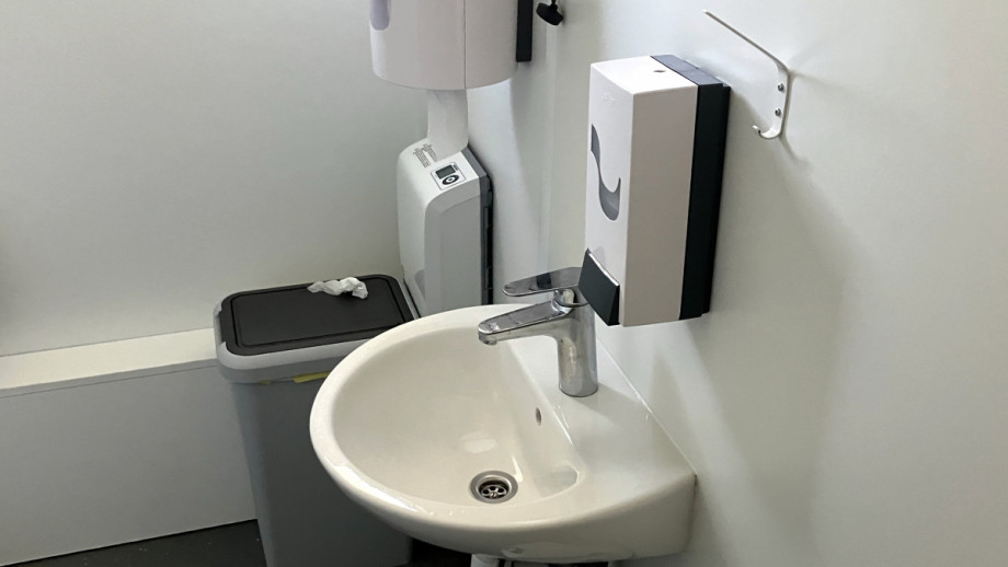 Туалетная будка на поле авиамузея в Куновице. Изображение 3