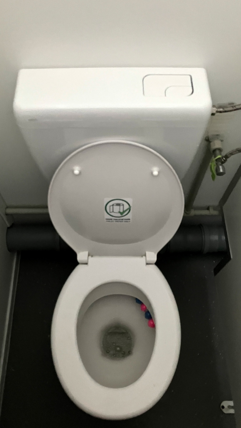 Туалетная будка на поле авиамузея в Куновице. Изображение 5