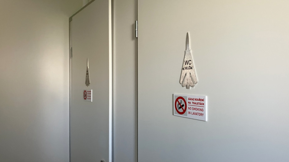 Туалетная будка на поле авиамузея в Куновице. Изображение 2