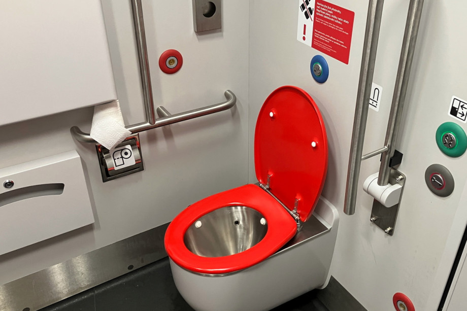 Туалет в электричке RegioPanter. Изображение 3