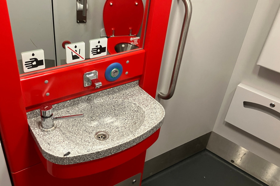 Туалет в электричке RegioPanter. Изображение 2