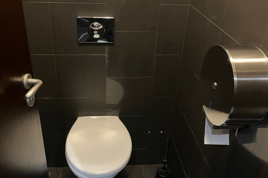 Туалет в ресторане CHIAKI. Изображение 4