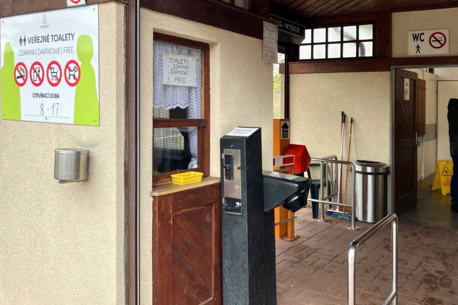 Общественный туалет в Ардшпахе. Изображение 1