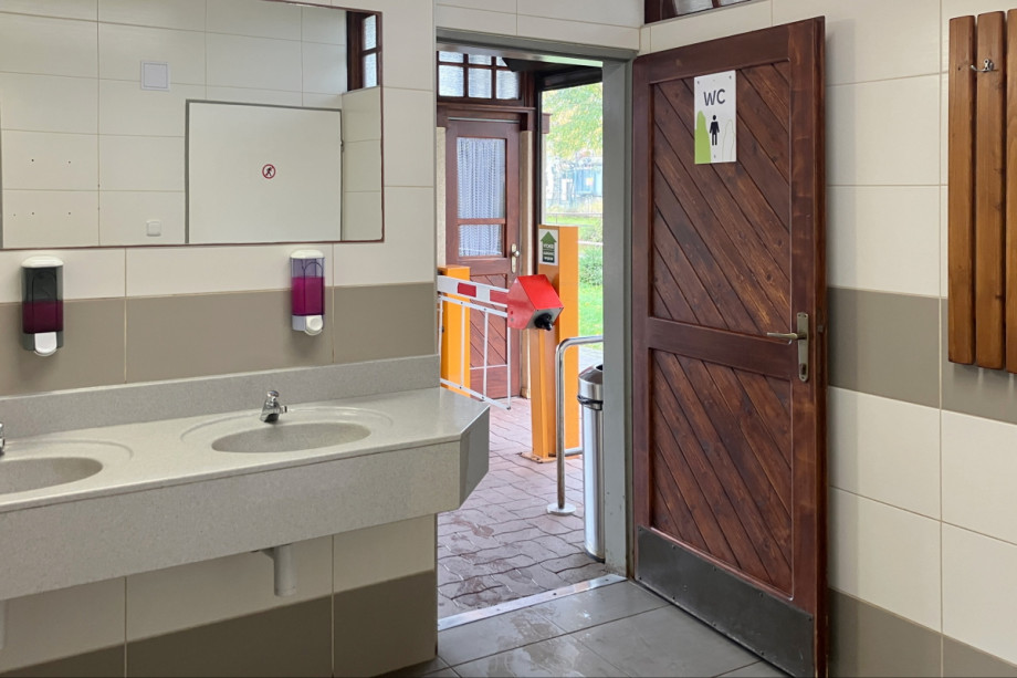 Общественный туалет в Ардшпахе. Изображение 2