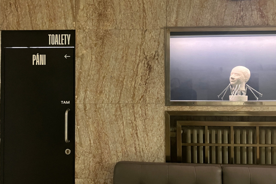 Туалет в театре Komedie. Изображение 1