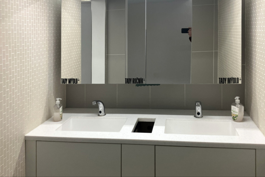 Туалет в театре Komedie. Изображение 3