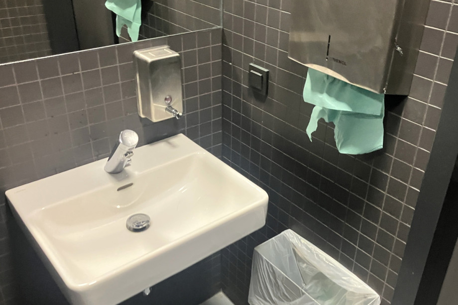 Туалет в городской библиотеке на Петршинах. Изображение 2