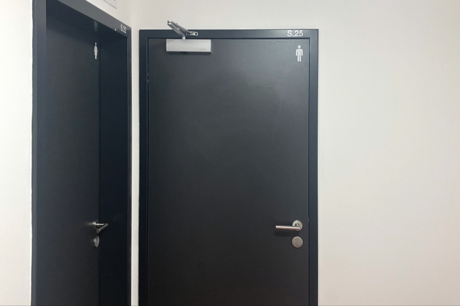 Туалет в городской библиотеке на Петршинах. Изображение 1