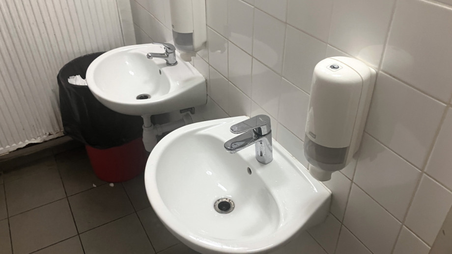 Туалет в Kino Pilotů. Изображение 2