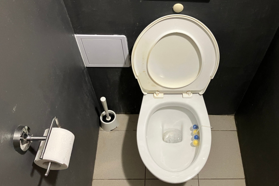 Туалет в раздевалке Centrum Třešňovka. Изображение 2