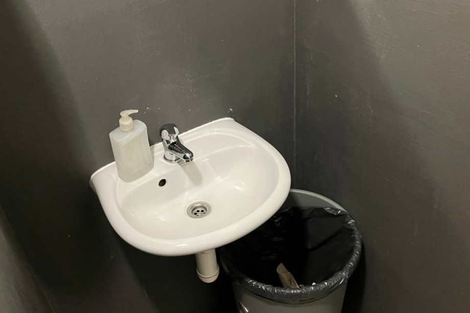 Туалет в раздевалке Centrum Třešňovka. Изображение 1