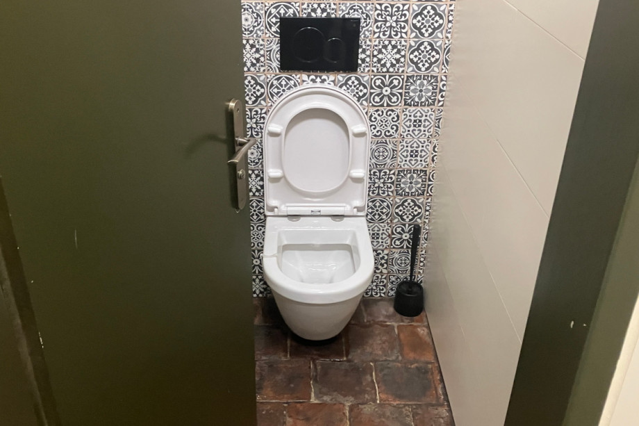 Сортир в пражской бельгийской пивной. Изображение 3