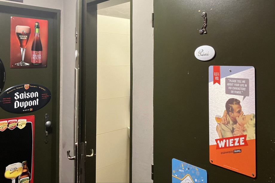 Сортир в пражской бельгийской пивной. Изображение 1