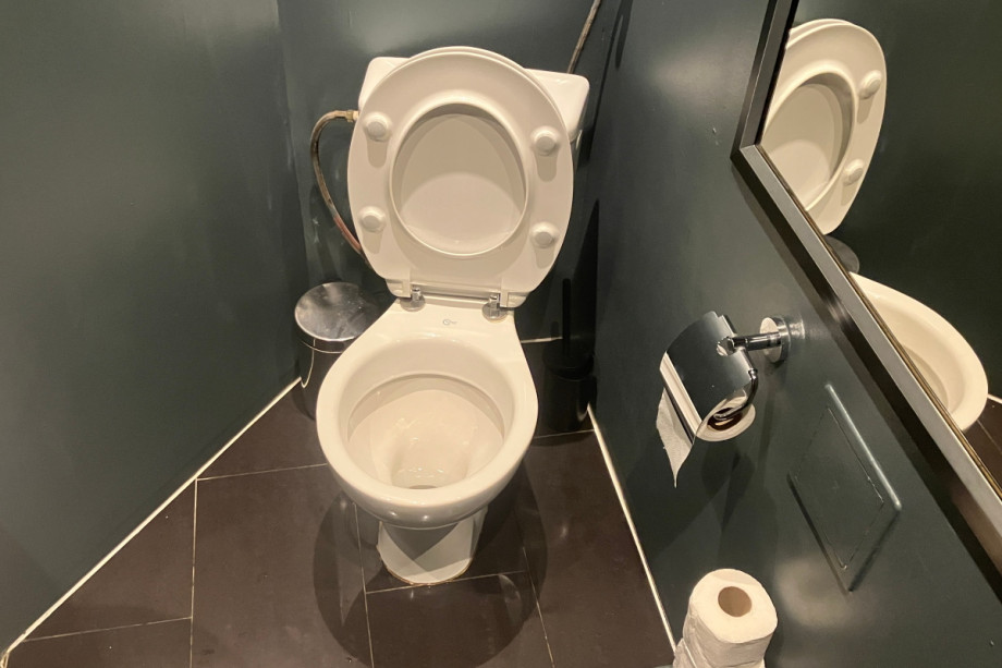 Туалет в Pinot Wine Spot. Изображение 2