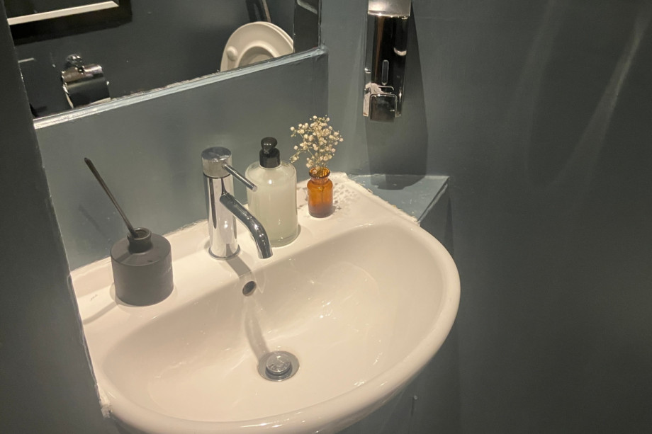 Туалет в Pinot Wine Spot. Изображение 1