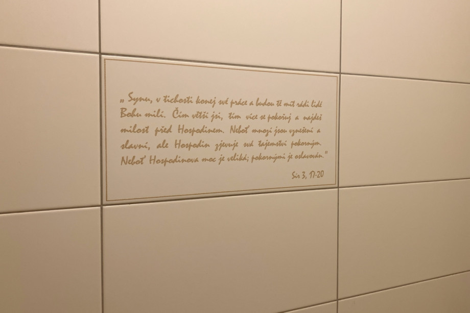 Туалет с цитатами из Евангелия. Изображение 5