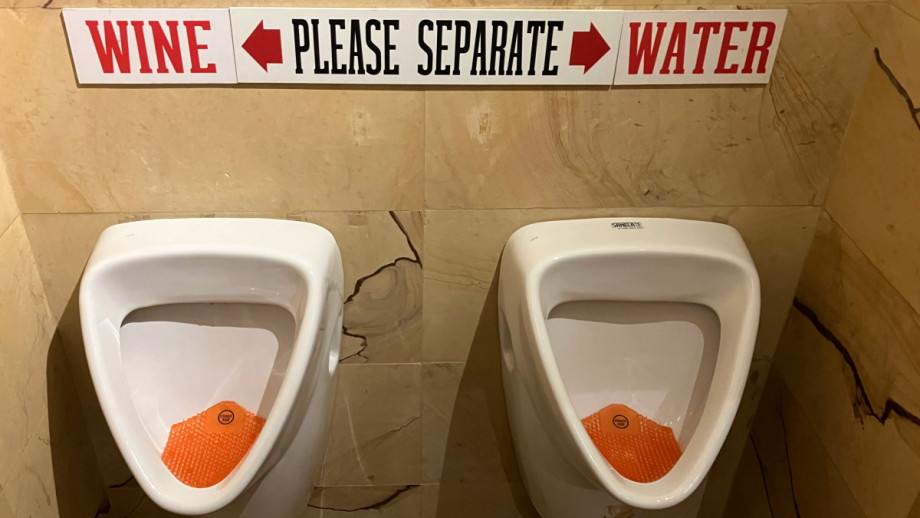 Туалет в ресторане La Casa Latina. Изображение 3