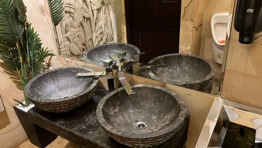 Туалет в ресторане La Casa Latina. Изображение 2